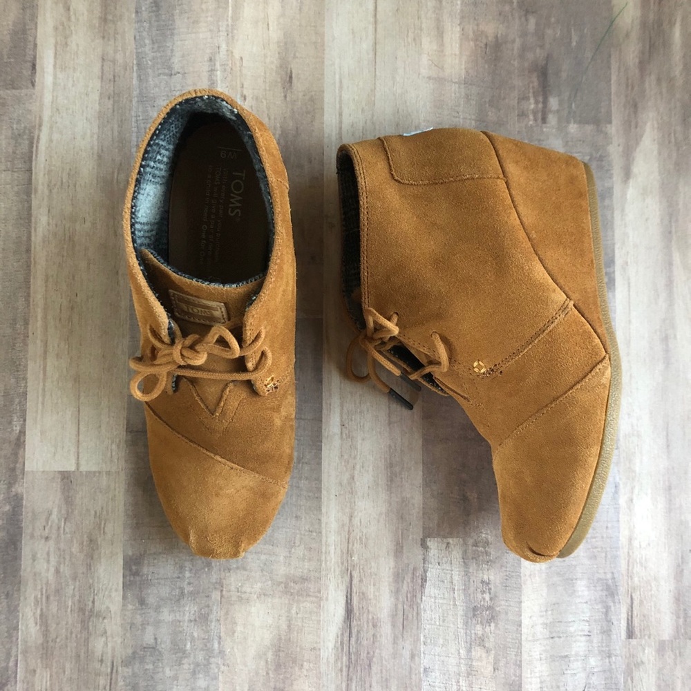 TOMS Desert Wedge Camel Suede Booties Size 9
